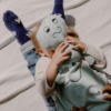 petite fille et doudou se cachent